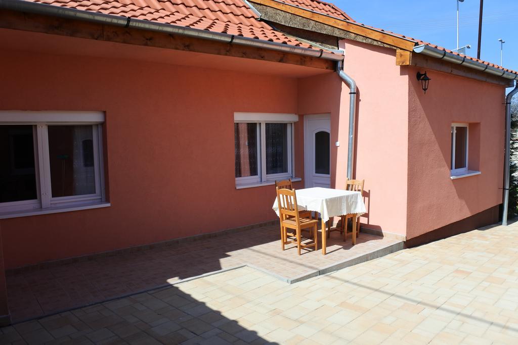 Kisasszony Apartman Έγκερ Εξωτερικό φωτογραφία
